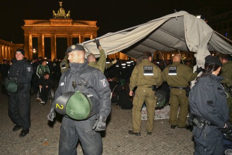 Pressemitteilung: Hungerstreikende Asylsuchende verbringen eine weitere Nacht vor dem Brandenburger Tor Pressemitteilung: Hungerstreikende Asylsuchende verbringen eine weitere Nacht vor dem Brandenburger Tor