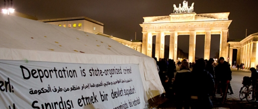 VIDEO. Hungerstreik von Asylbewerbern - Polizei löst Protestcamp am Brandenburger Tor auf VIDEO. Hungerstreik von Asylbewerbern - Polizei löst Protestcamp am Brandenburger Tor auf